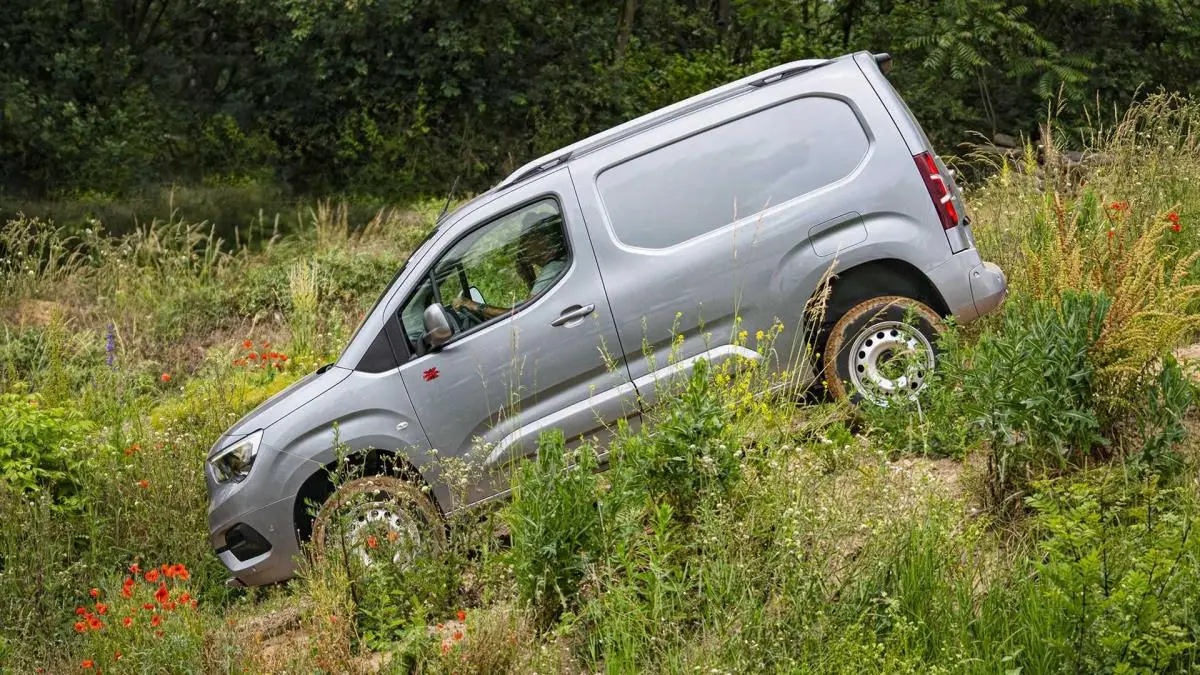 Opel Combo Cargo: Ticari Kullanımda Beklentileri Karşılıyor mu?