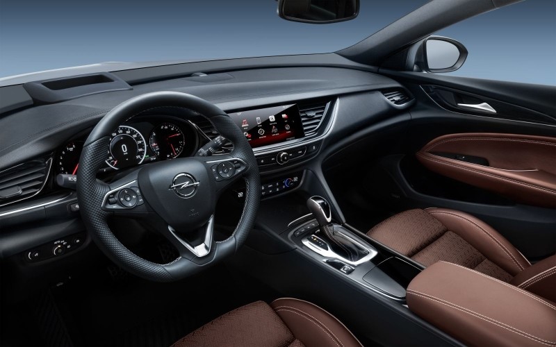 Opel Insignia: Geniş ve Teknolojik