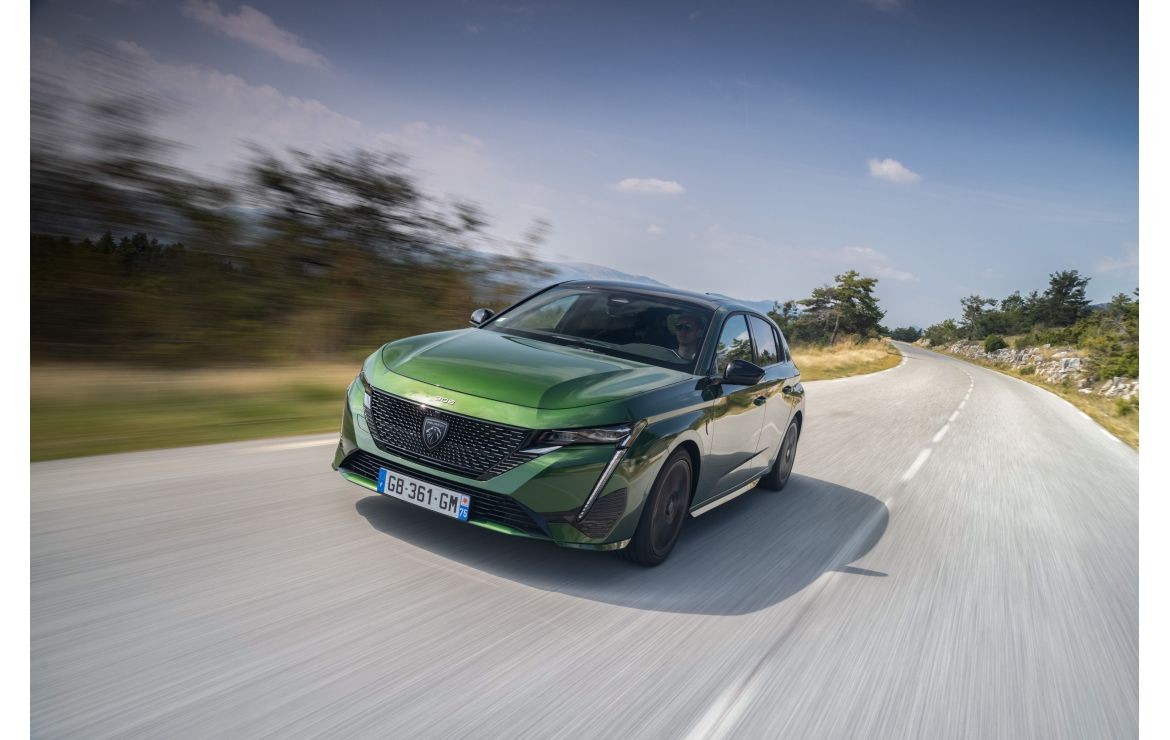 Peugeot 308'in Adaptif Hız Sabitleyicisi Uzun Yolda Nasıl Performans Gösteriyor?