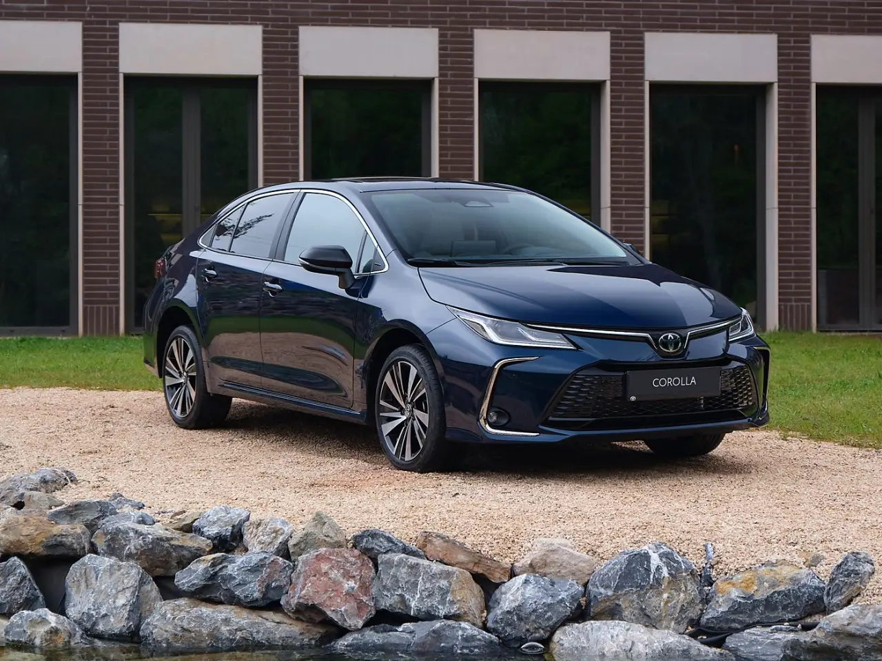 Toyota Corolla 2026 Hibrit Mi Benzinli Mi? Detaylı Performans Analizi