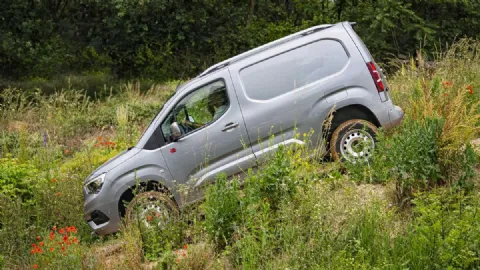 Opel Combo Cargo: Ticari Kullanımda Beklentileri Karşılıyor mu?